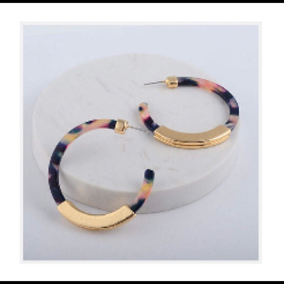 Available now ✨BAUBLE BAR STYLE RESIN HOOP EARRING - Picture 6 of 8